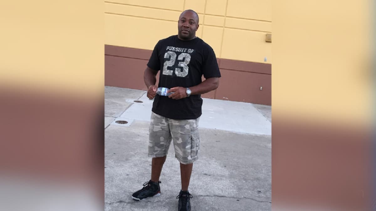 Hombre roba el anillo de su novia para pedirle a otra mujer matrimonio