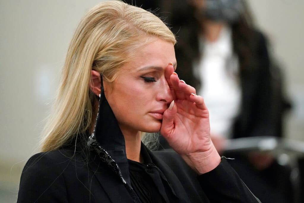 Paris Hilton dice que sufrió abusos en internado de Utah