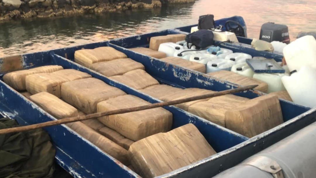 Dos sujetos detenidos que transportaba 2.5 toneladas de metanfetamina y fentanilo en Sinaloa