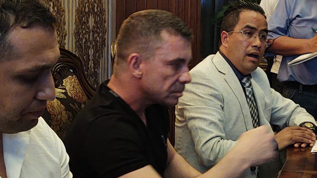 Acusa Florian Tudor a funcionarios de presunta corrupción; pide ayuda a AMLO