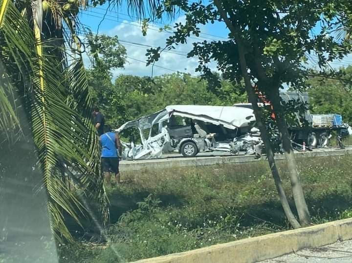 Chocan urban de transporte público y camión, en la carretera Cancún-Playa del Carmen