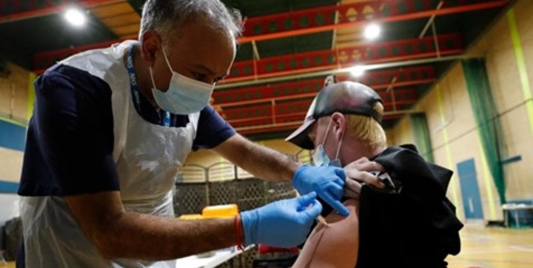 Estudio busca probar si funciona combinar las vacunas de Pfizer y AstraZeneca