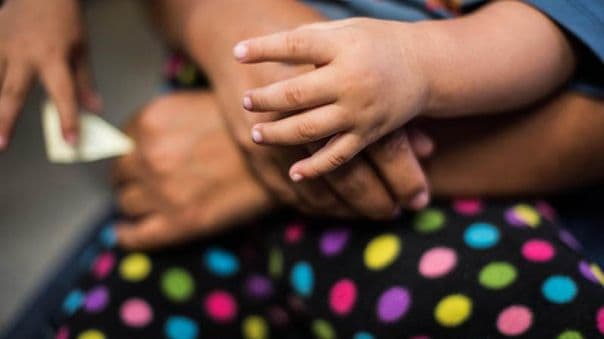 Video: Mujer usa a niño para robar en una tienda de Querétaro