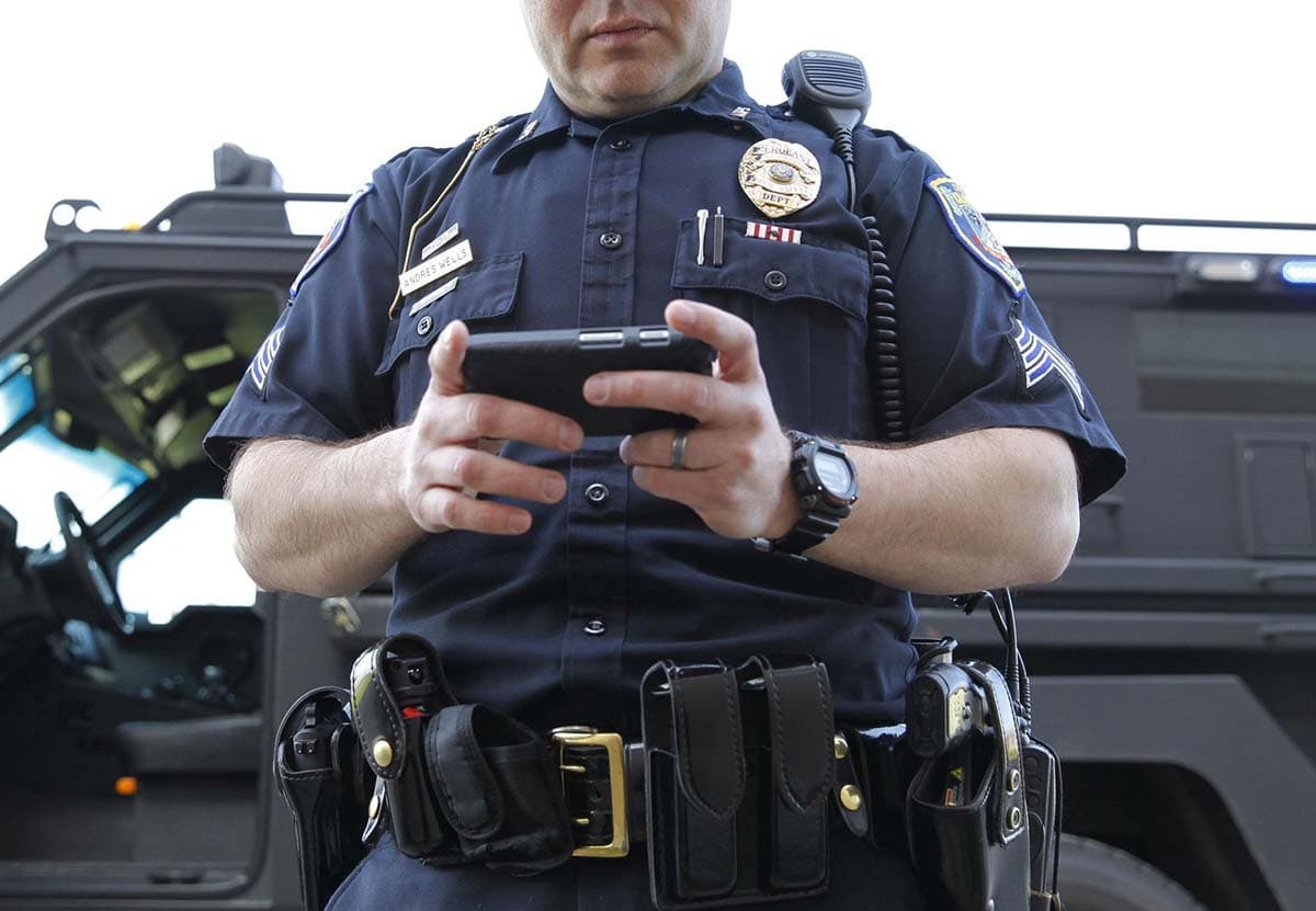 Policías que esposaron a niña de 9 años quedaron suspendidos