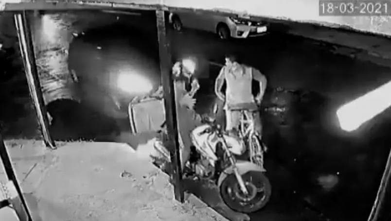 Conductor atropella a delincuente por asaltar a un repartidor