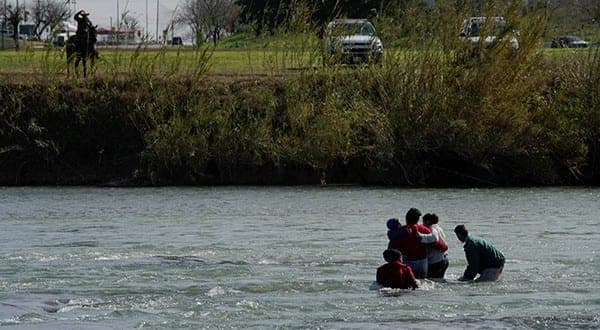 Niño migrante mexicano muere ahogado en Río Grande, iba con una guatemalteca
