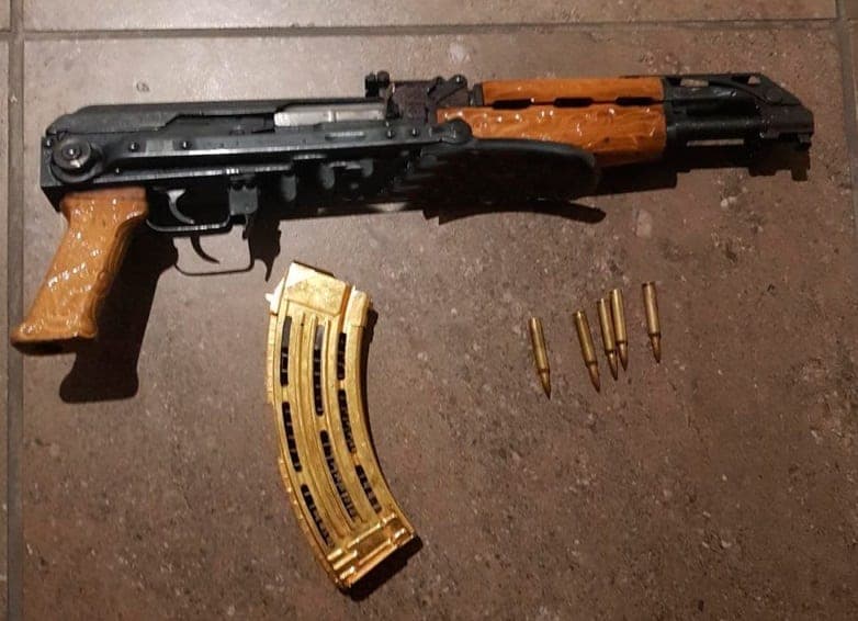 Sujeto que vendía armas, cartuchos y rifles por internet fue detenido en un automóvil deportivo