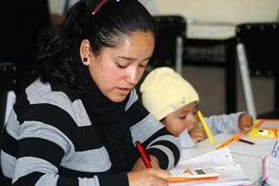 Lanza Conacyt beca para madres solteras de hasta 4 mil pesos; estos son los requisitos