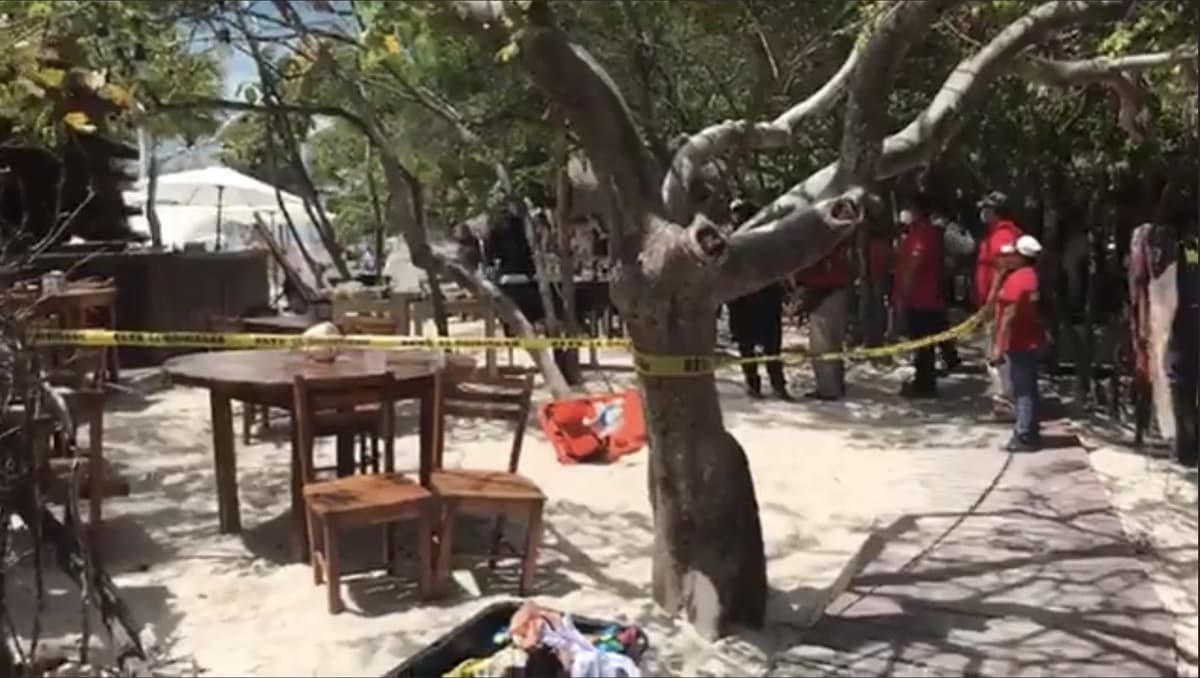 Palapa se desploma en club de playa de Isla Mujeres, hay un muerto