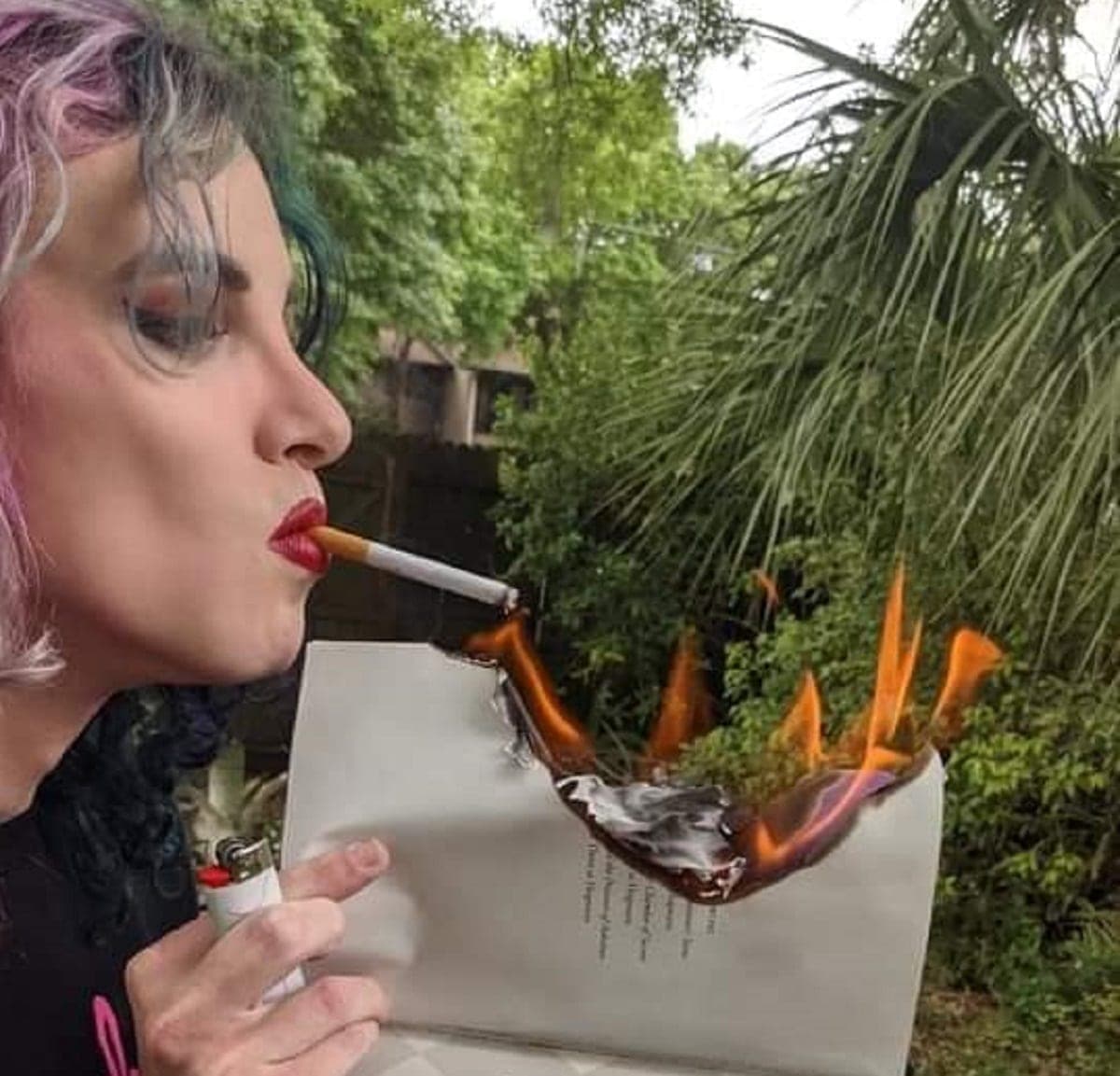 FOTOS: Chica trans quema libros de Harry Potter en protesta hacia J.K.Rowling