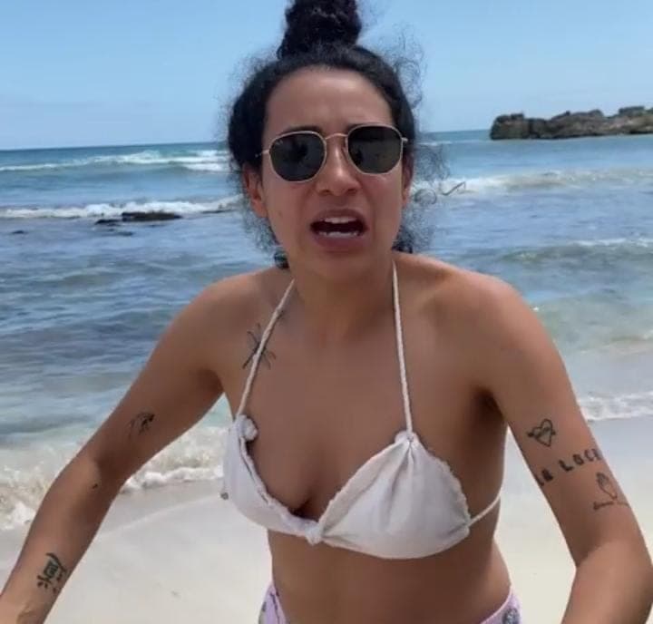 Muestra Flor Amargo cenote y playas de Tulum con su histrónico estilo