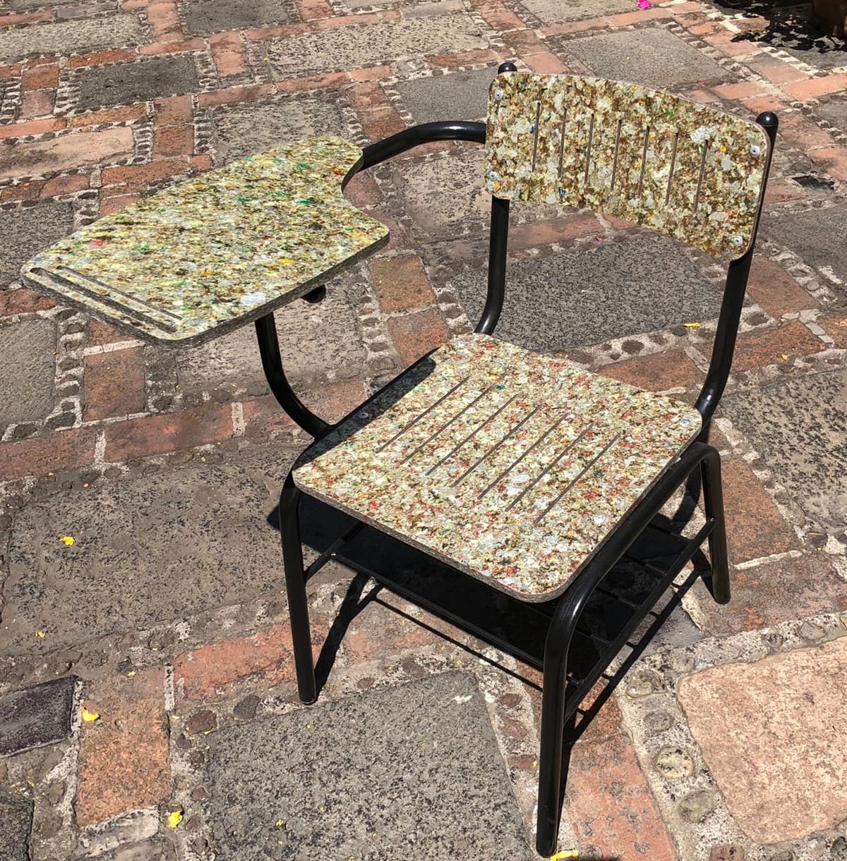 Increíble iniciativa: AMEXME transforma Tetrapack en pupitres para niños de Centros Comunitarios