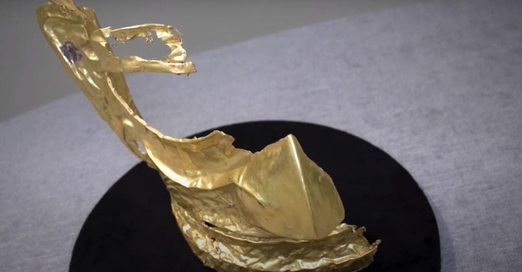 Encuentran en China una máscara de oro de misteriosa civilización, tiene más de 3 mil años