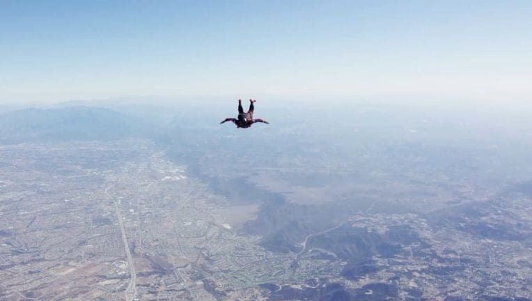 VIDEO: Joven muere tras saltar en paracaídas y quedan grabados sus últimos minutos con vida