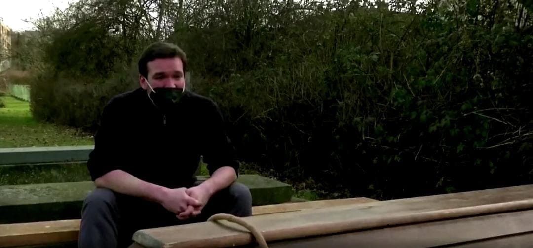 Video: Por la pandemia, actor se vuelve sepulturero para ganar dinero