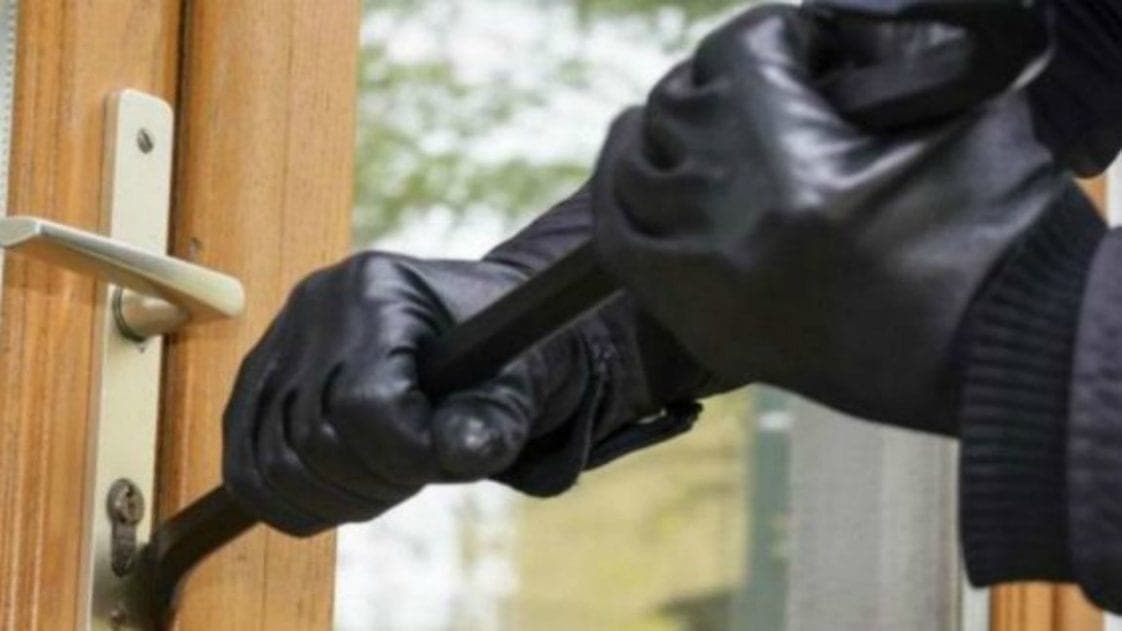 Un robo con arma blanca llevó apuñalar en la cabeza a una recepcionista