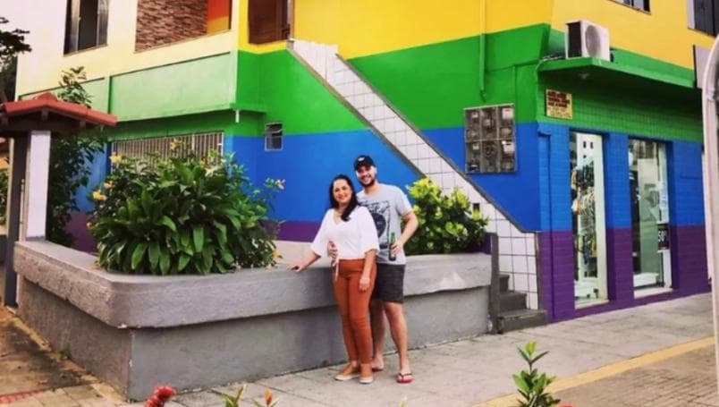 Pinta su casa de arcoíris para apoyar a su hijo gay