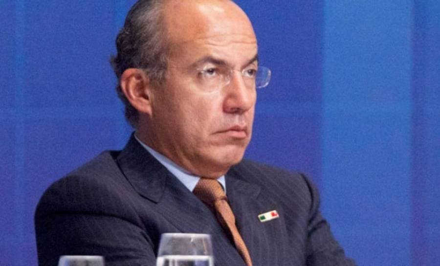 Denuncian a Felipe Calderón ante la FGR por traición a la patria