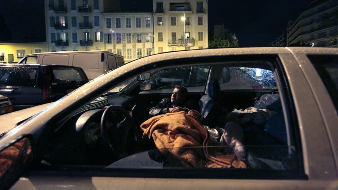 Un exmaestro que vivía en su auto recibe una gran suma de dinero gracias a la iniciativa de un antiguo alumno