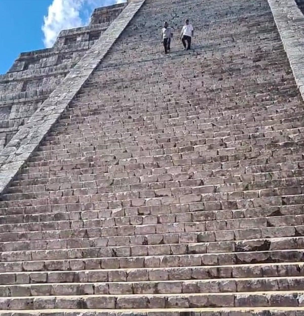 VIDEO: Otra vez, turista se sube al templo de Kukulkán en Chichén Itzá