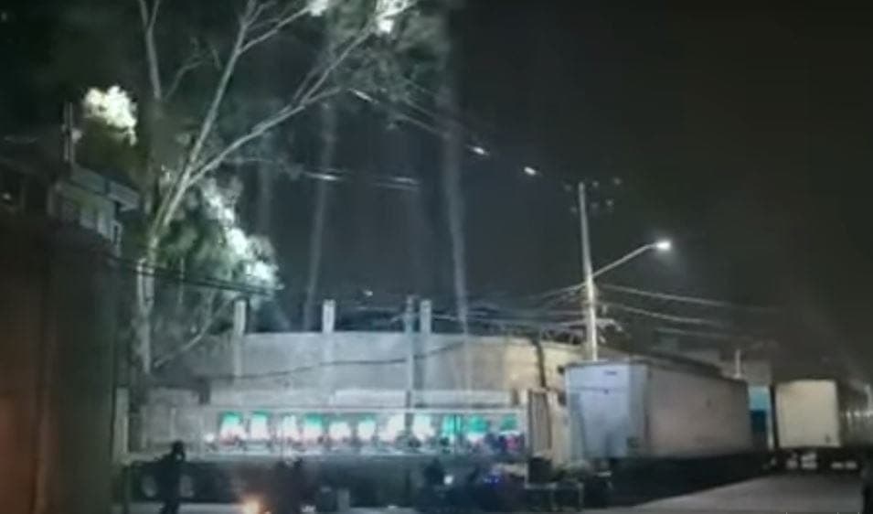 Sonideros tocan todos juntos desde una azotea en Neza para que los dejen trabajar