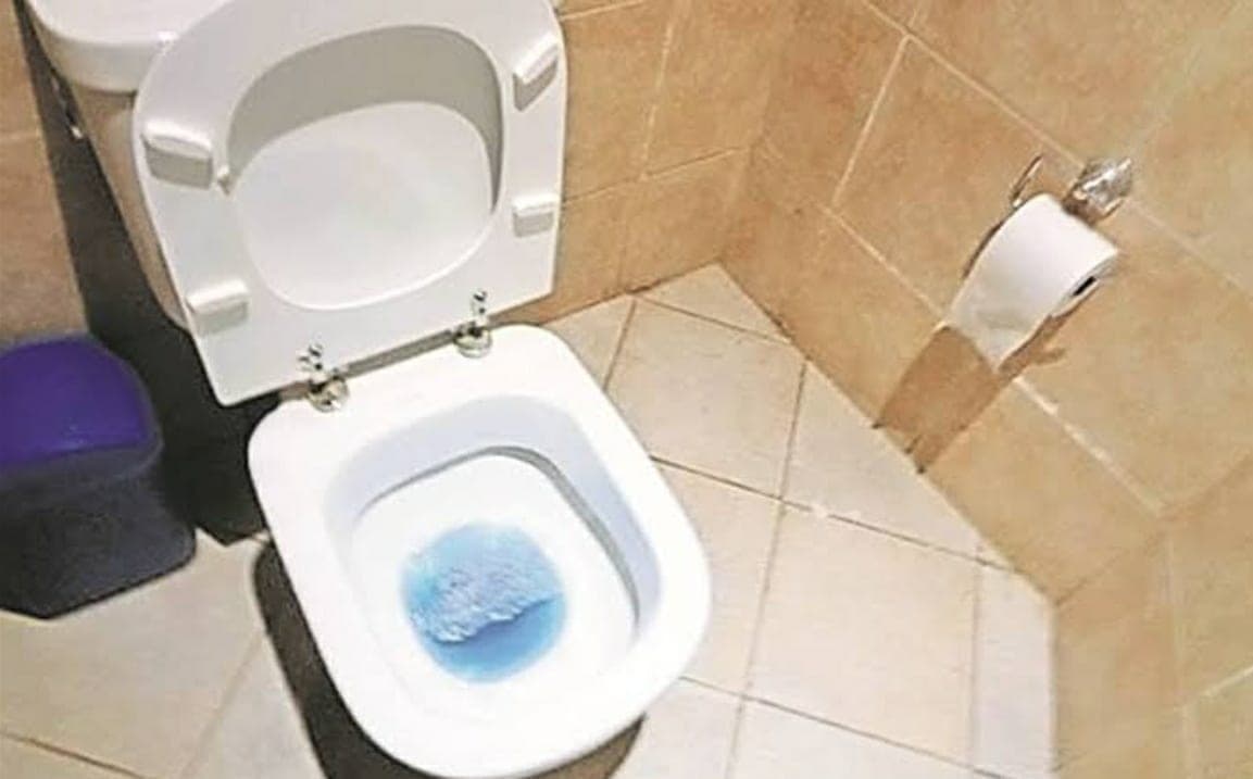 Profesora obliga a su alumno de 5 años a destapar un baño con las manos