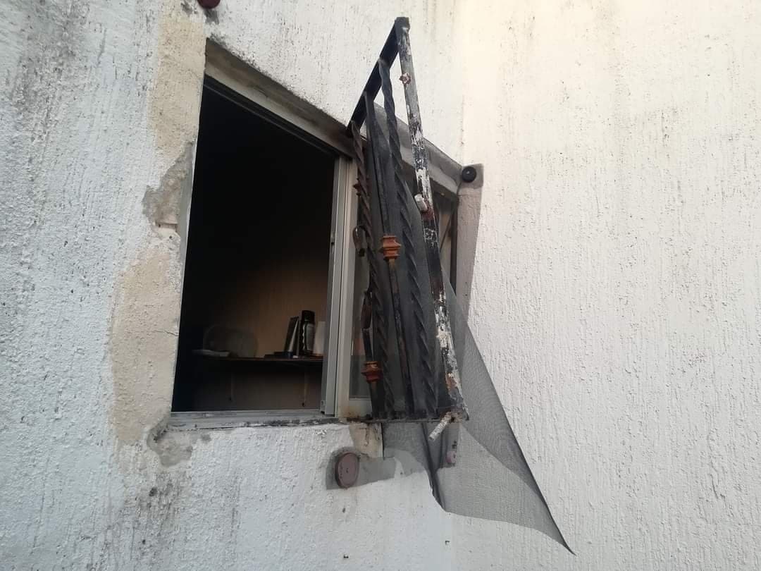 Vestidos de jardineros roban su casa, se ponen su ropa y ¡beben su cerveza!