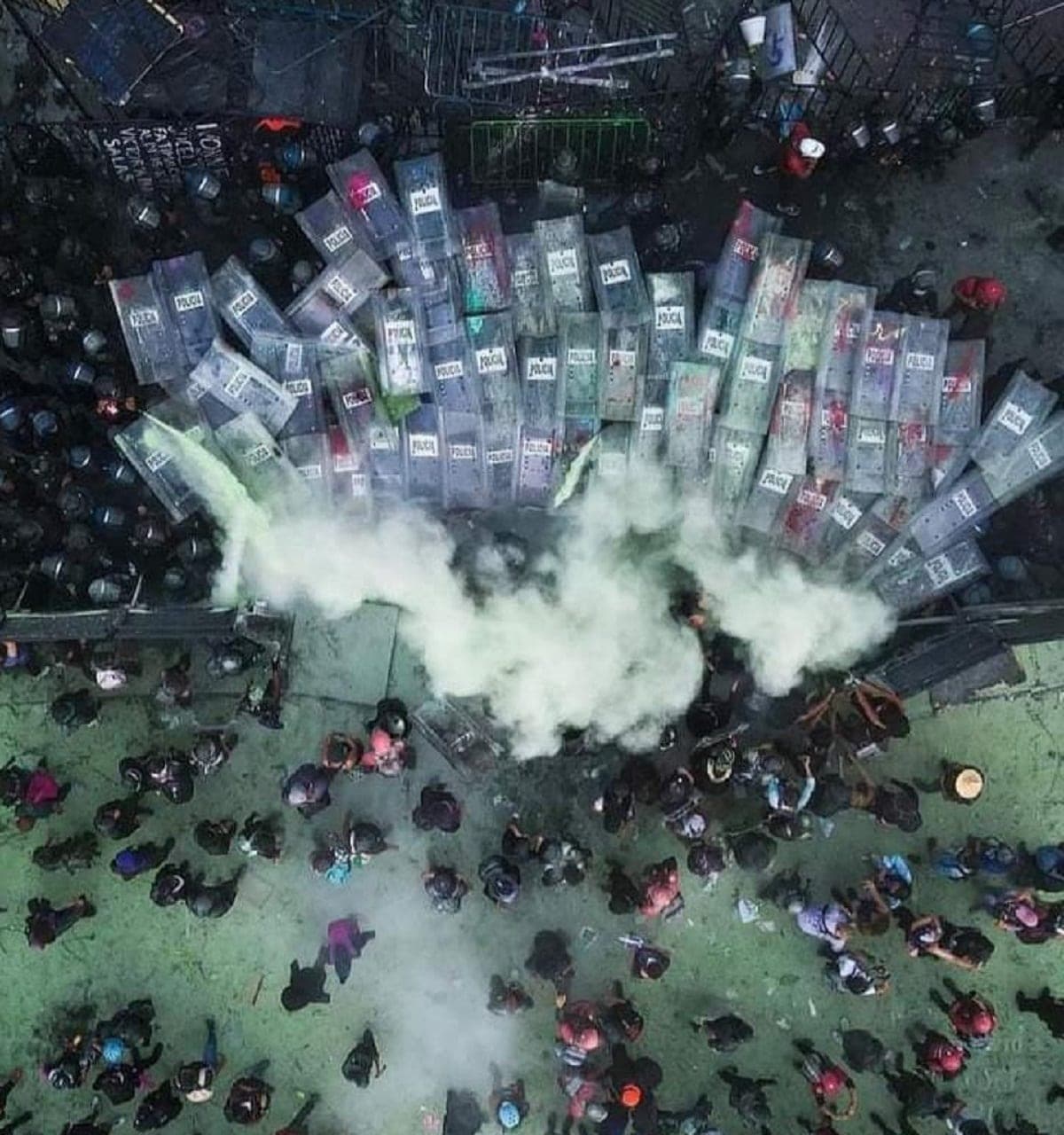 ¡No se va a caer lo vamos a tirar! Mujeres rompen todo y los "anti drones" no sirven