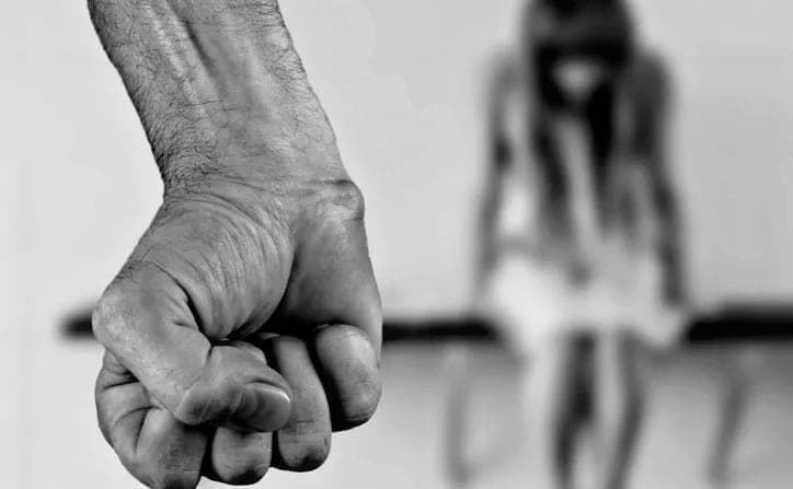 Golpeadores de mujeres serán echados a la calle