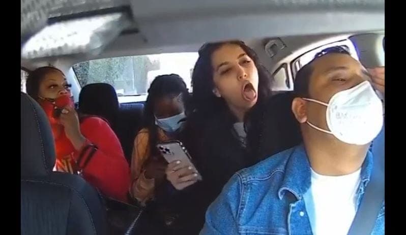 Video: Mujeres tosen y atacan a un Uber que no quiso llevarlas por no usar cubrebocas