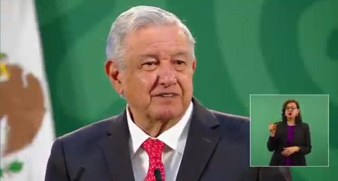 Merecen mucho respeto los nombres de las mujeres víctimas en vallas: AMLO