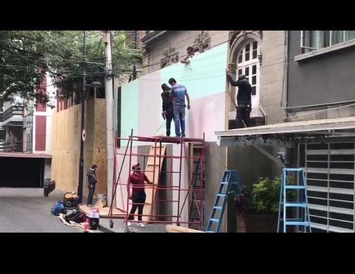 Video: Andrés Roemer acusado de agresiones sexuales "amuralla" su casa por el 8M