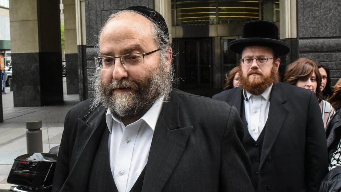 Una adolescente fue intimidada y violada por un pastor judío