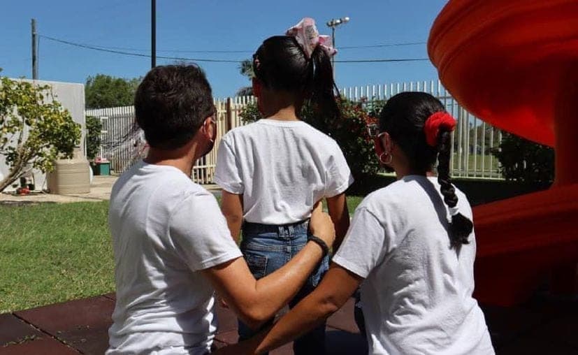 Dos niñas y un niño ya tienen techo y el amor de unos padres adoptivos