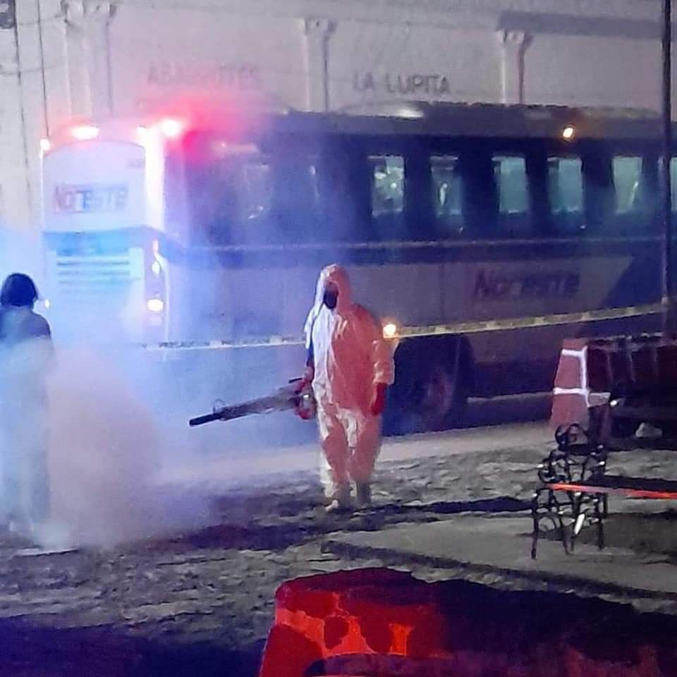 Mujer fallece presuntamente de Covid en el interior de autobus de pasajeros