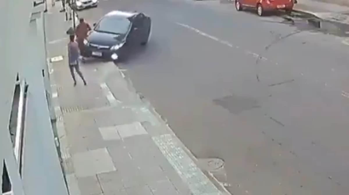 Ciclista roba celular a joven; novio lo atropella y persigue para golpearlo