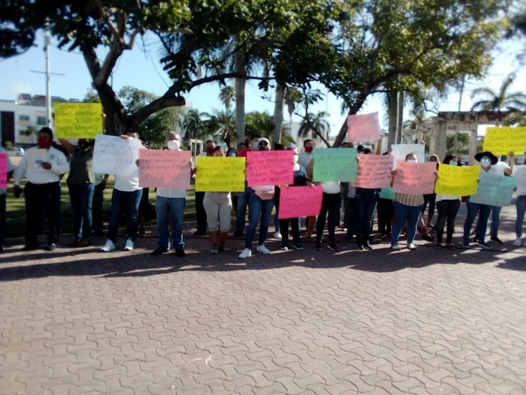 Protestan taxistas de Playa del Carmen contra sus líderes