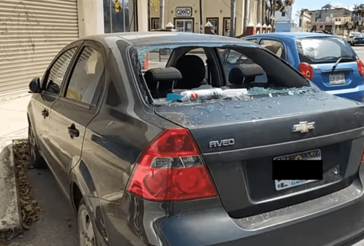 Estalla lata de desinfectante en aerosol en auto estacionado