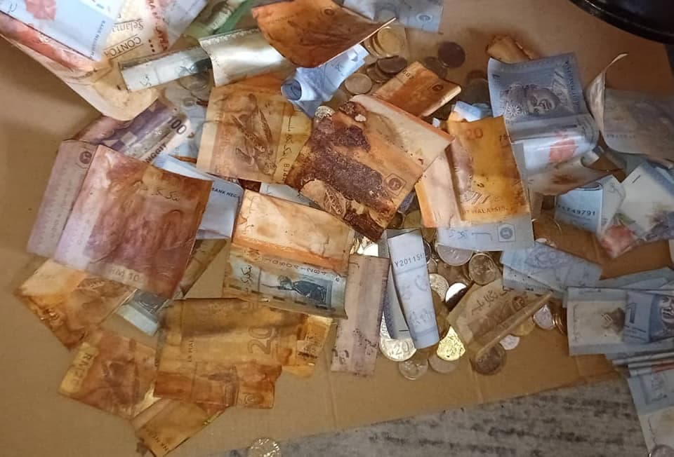 Fotos: Mujer pierde sus ahorros; los había guardado en una lata