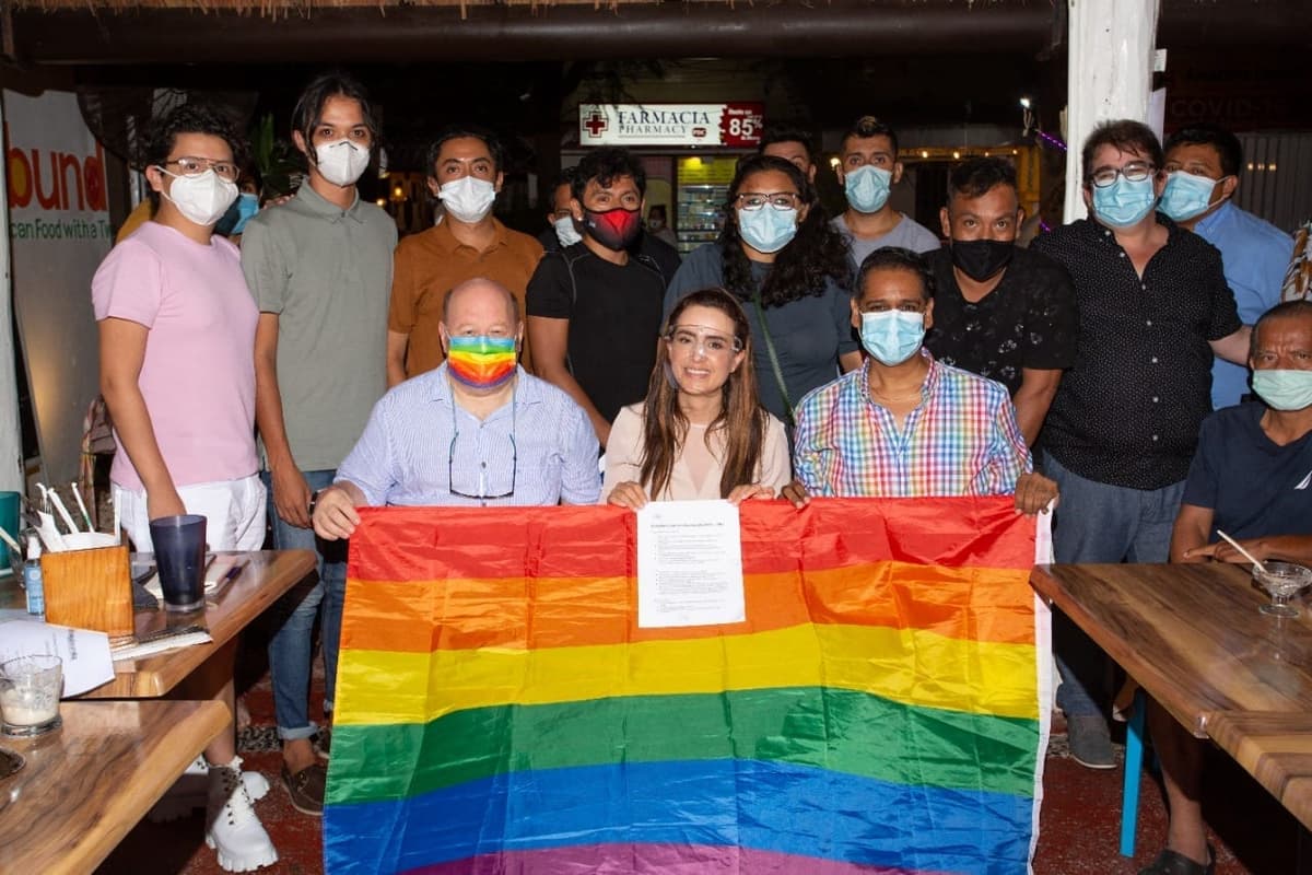 Alondra Name se reúne con comunidad LGBT en Playa del Carmen