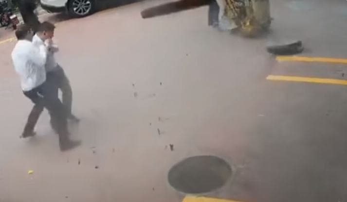 Video: Trabajadores causan fuerte explosión y coladeras salen disparadas