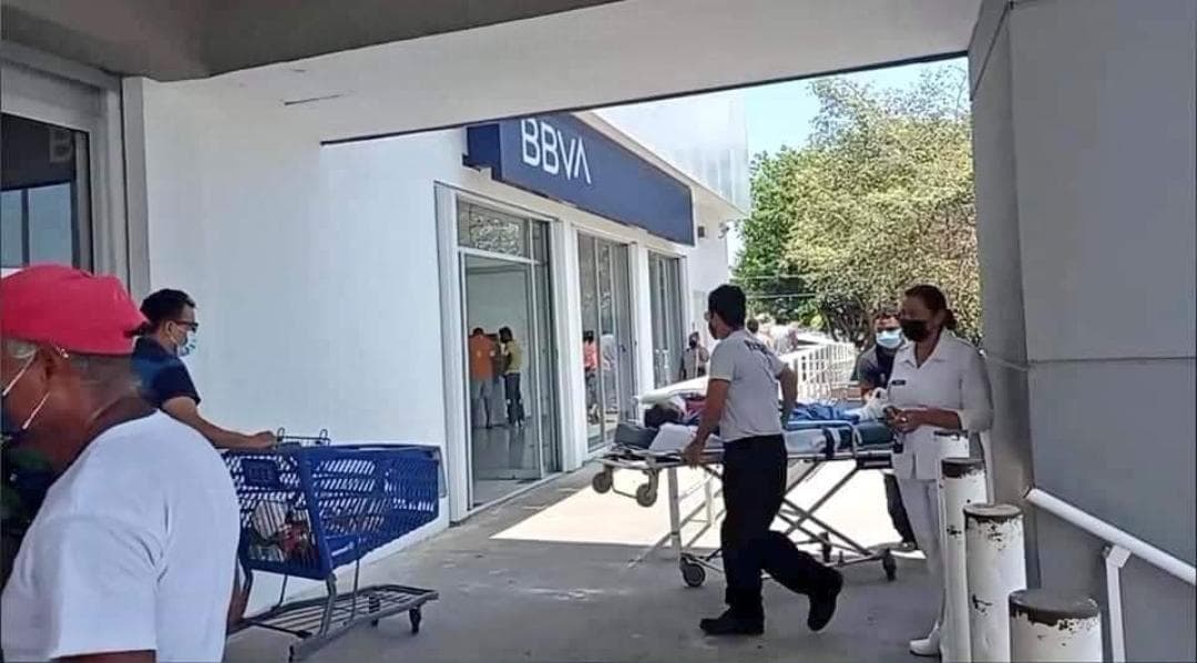 BBVA de Chetumal obliga a cliente enfermo a ir en ambulancia a sucursal