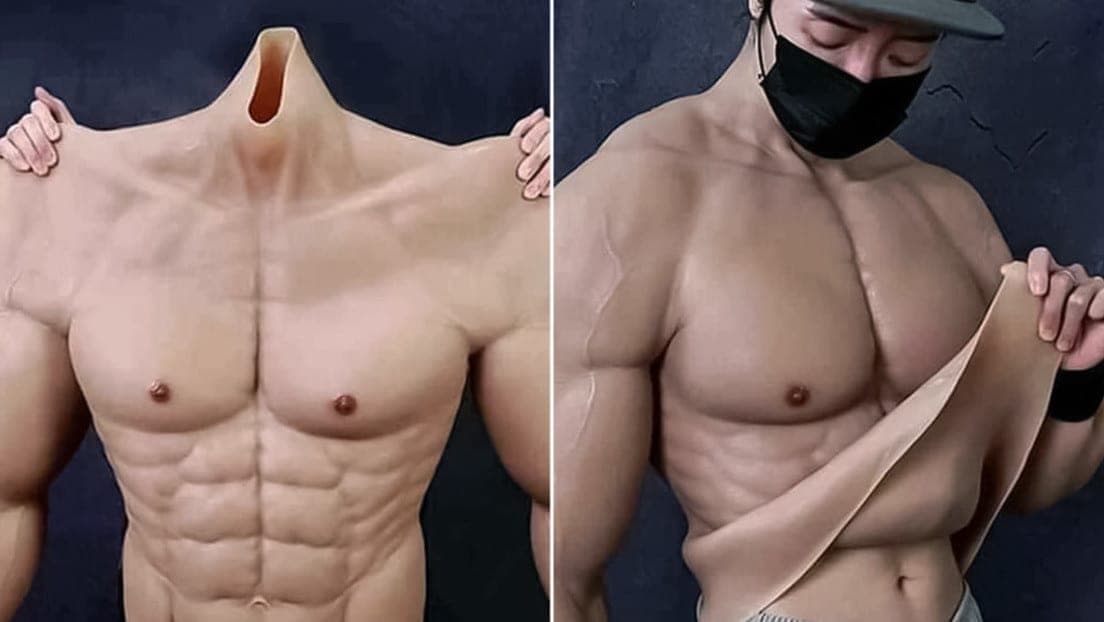 Crean un traje hiperrealista que hace parecer a los hombres musculosos