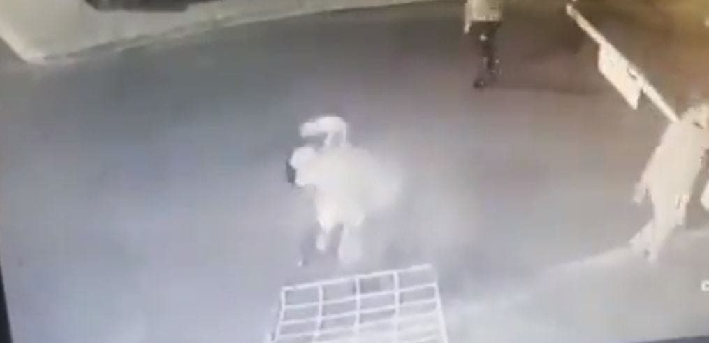 Video: Sujetos agreden a guardias de seguridad y apuñalan a un perrito