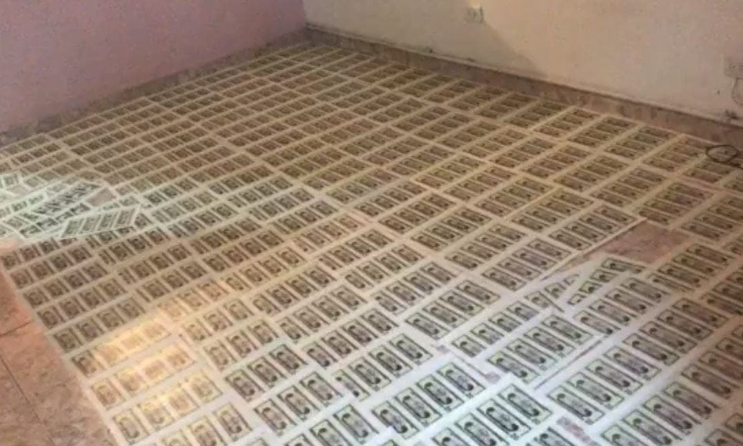 Desmantelan fábrica de dólares falsos en una casa, hacían más de 100 mil