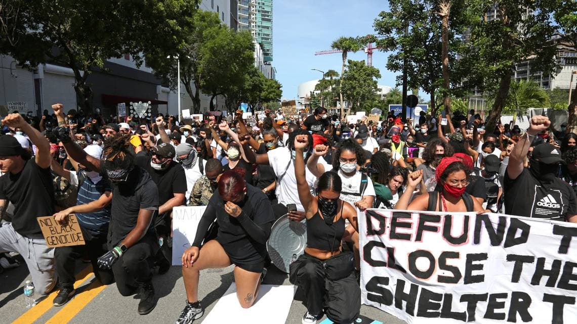 Medio centenar de personas protestan en Miami por muerte de Wright