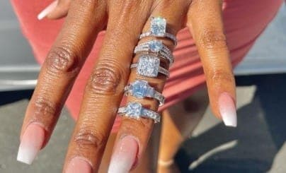 Con cinco anillos, le propone matrimonio a su novia en la azotea de un edificio