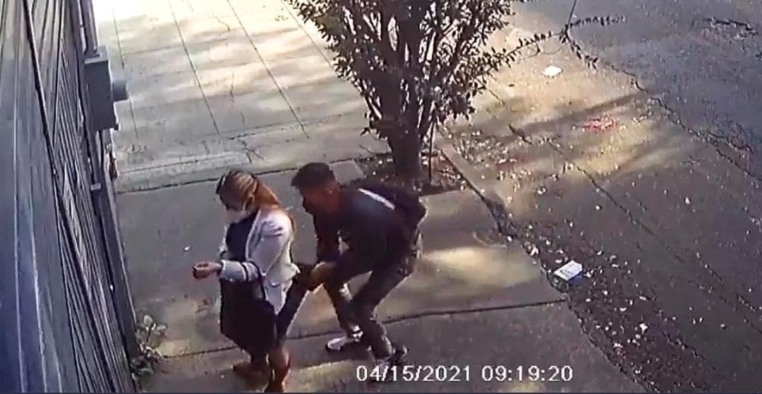 Video: Fiscalía de Cdmx investiga a sujeto que levantó la falda a una mujer y la toqueteó