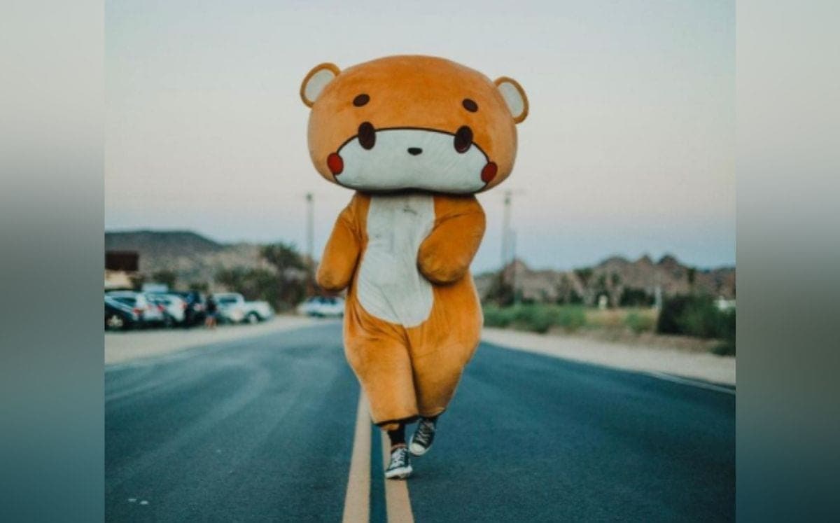Bearsun, la simpática botarga de oso que camina desde Los Ángeles hasta San Francisco