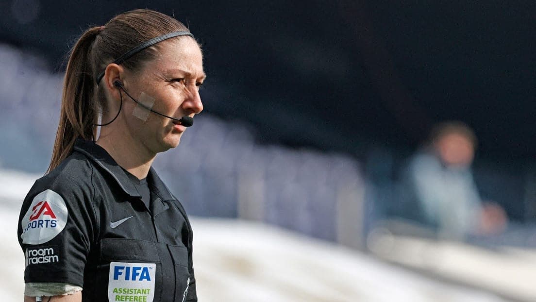 Cortan más de 100 veces un partido del Tottenham y el Manchester United en la televisión iraní para no mostrar las piernas de la árbitro asistente